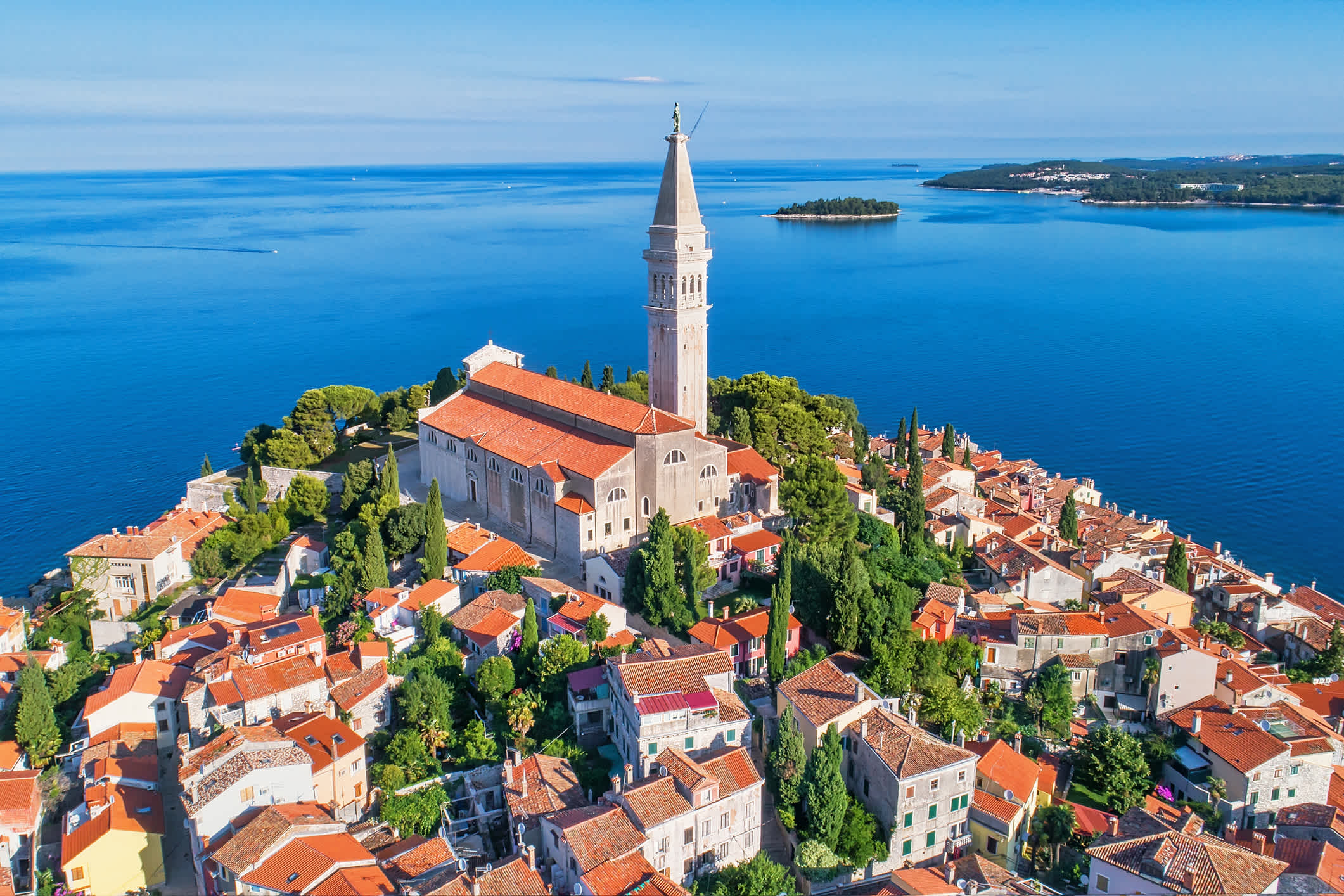 Luftaufnahme der Altstadt von Rovinj auf der Halbinsel Istrien im Norden Kroatiens.
