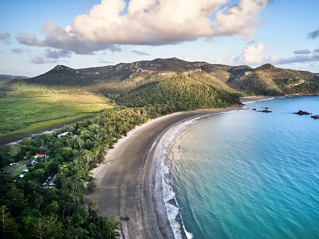 Tropischer Sandstrand mit Bergen, Cape Hillsborough, Queensland, Australien.
