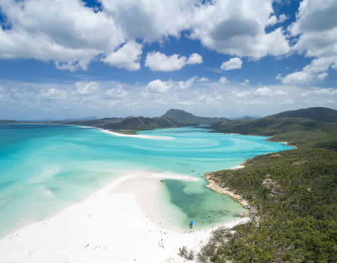 Visiter l’archipel des Whitsundays pendant votre road trip en Australie, une étape incontournable vers la Grande Barrière de Corail.