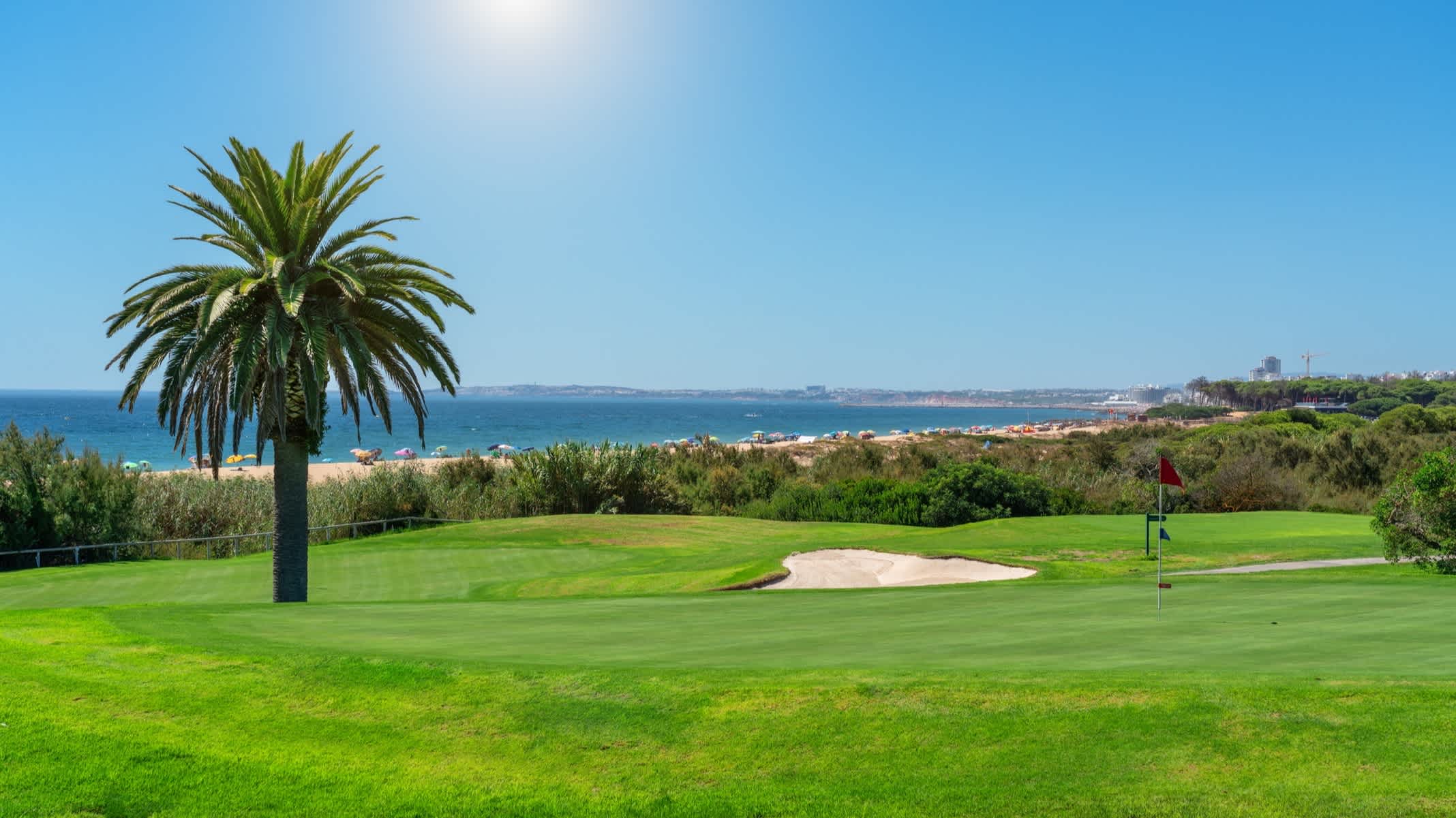 Resort Golfplätze mit Palmen in Algarve, Portugal.