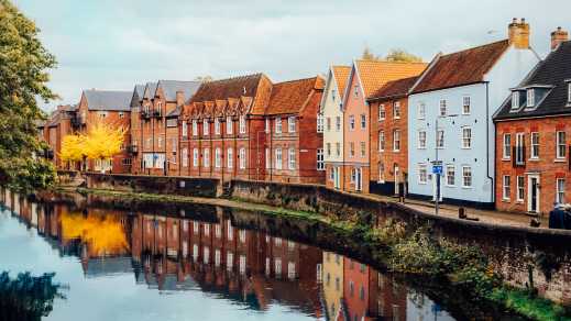 Straßenansicht mit bunten Backsteinhäusern in Norwich, Norfolk, England.
