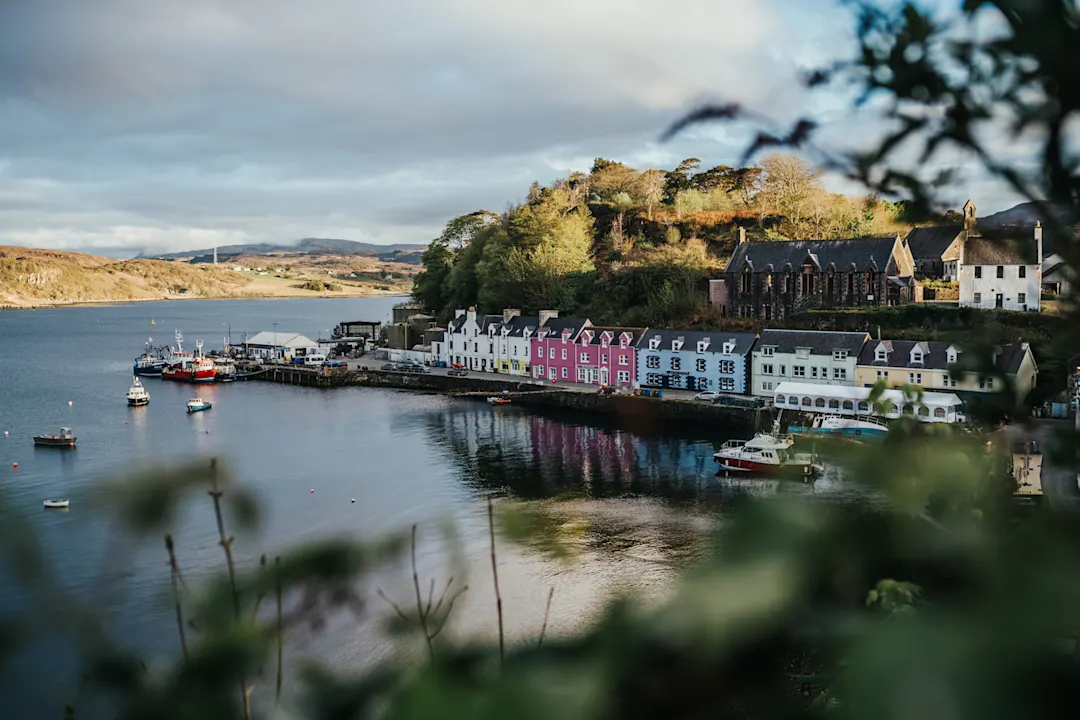 Panoramausblick von Portree, Isle Of Skye, Schottland. 