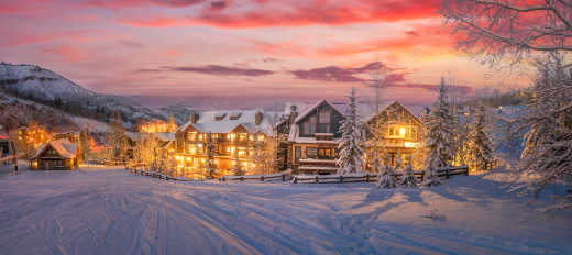 Vue sur des chalets enneigés au coucher du soleil à Aspen, au Colorado