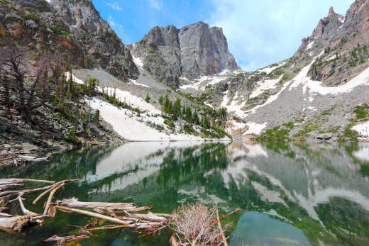 vue sur le sentier de randonnée Emerald Lake, dans les Montagnes Rocheuses du Colorado, États-Unis