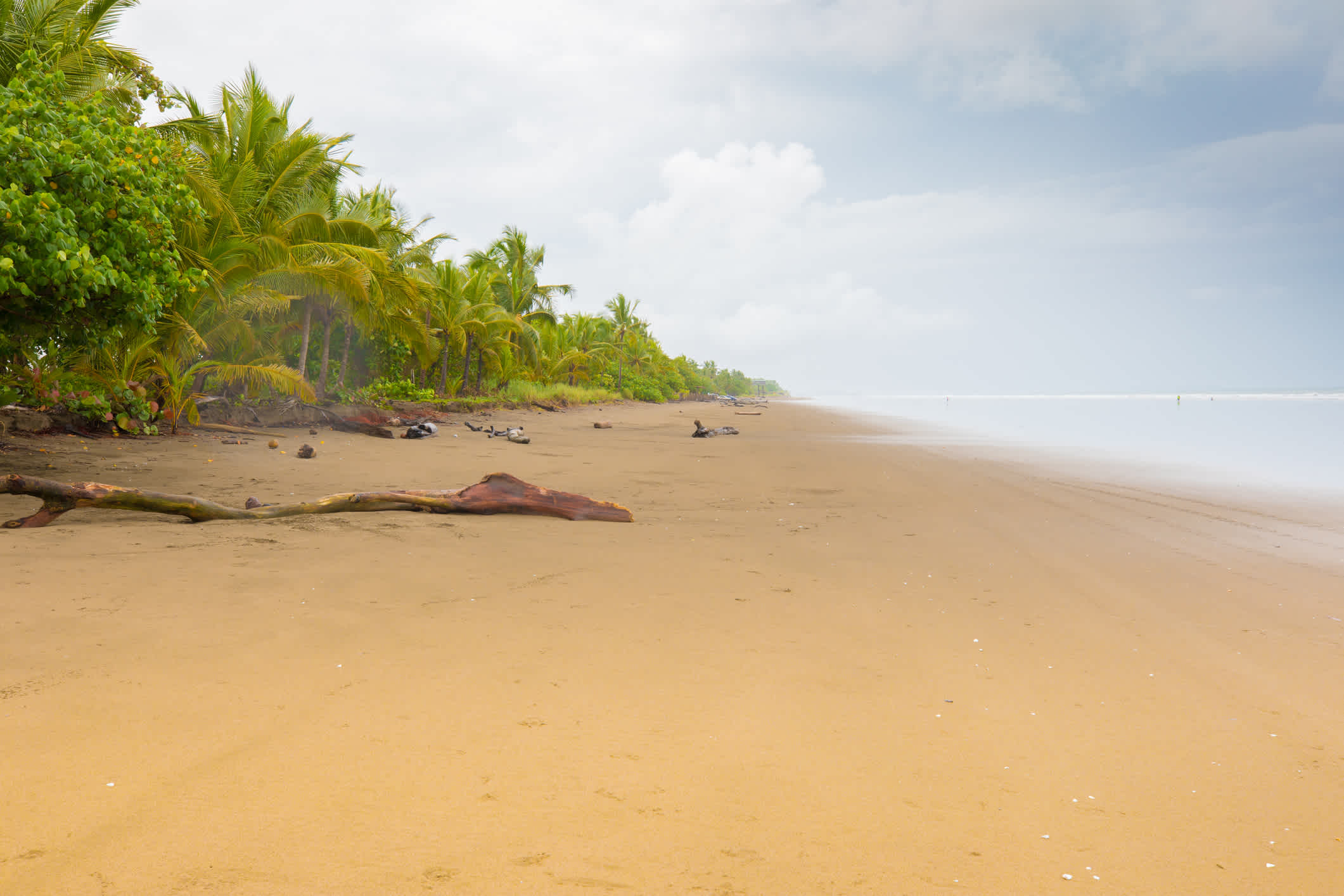 Plage de sable de Las Lajas au Panama