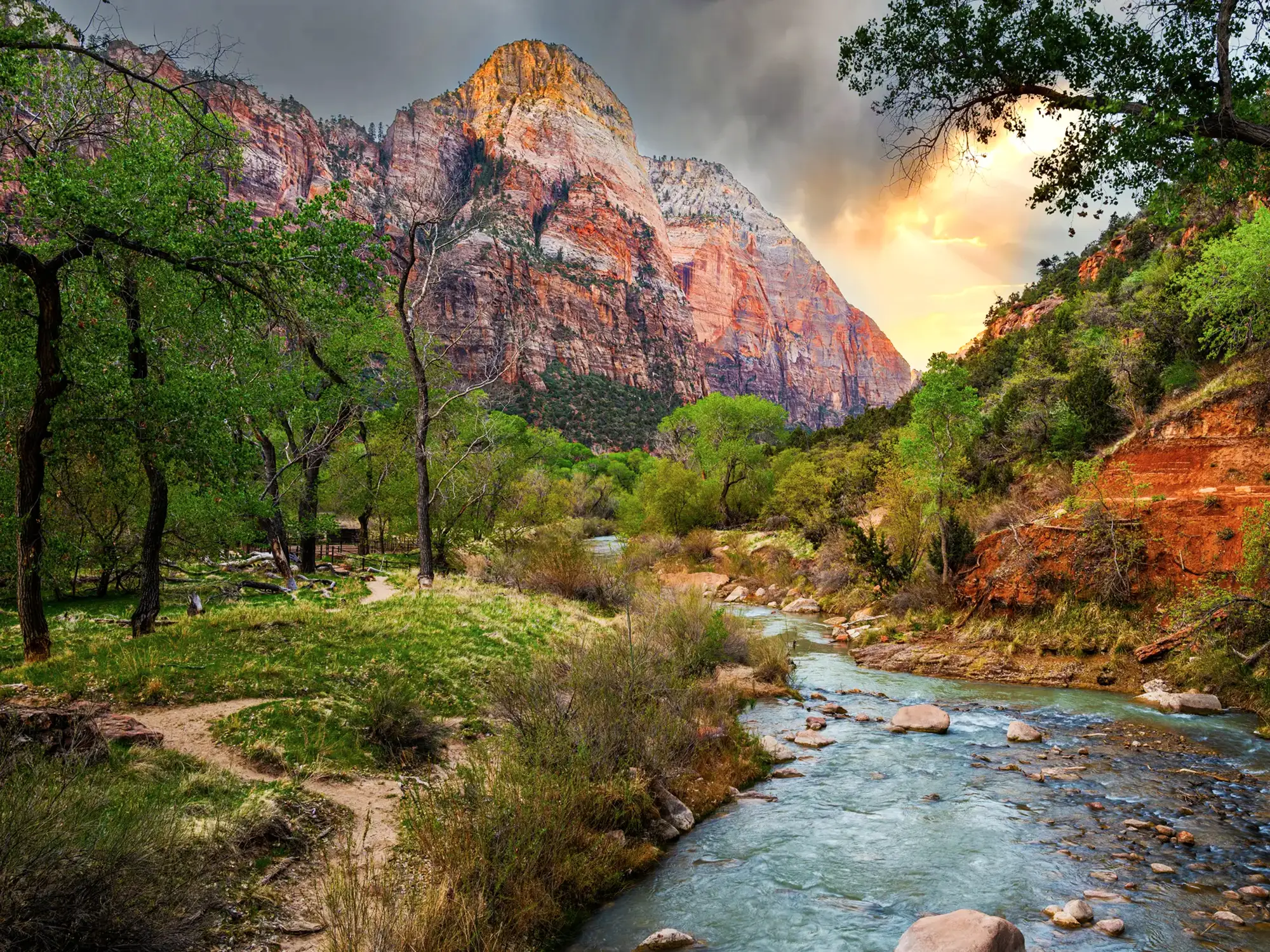 Der Zion Nationalpark mit Bergen und Fluss im Sonnenuntergang. Springdale, Utah, USA.
