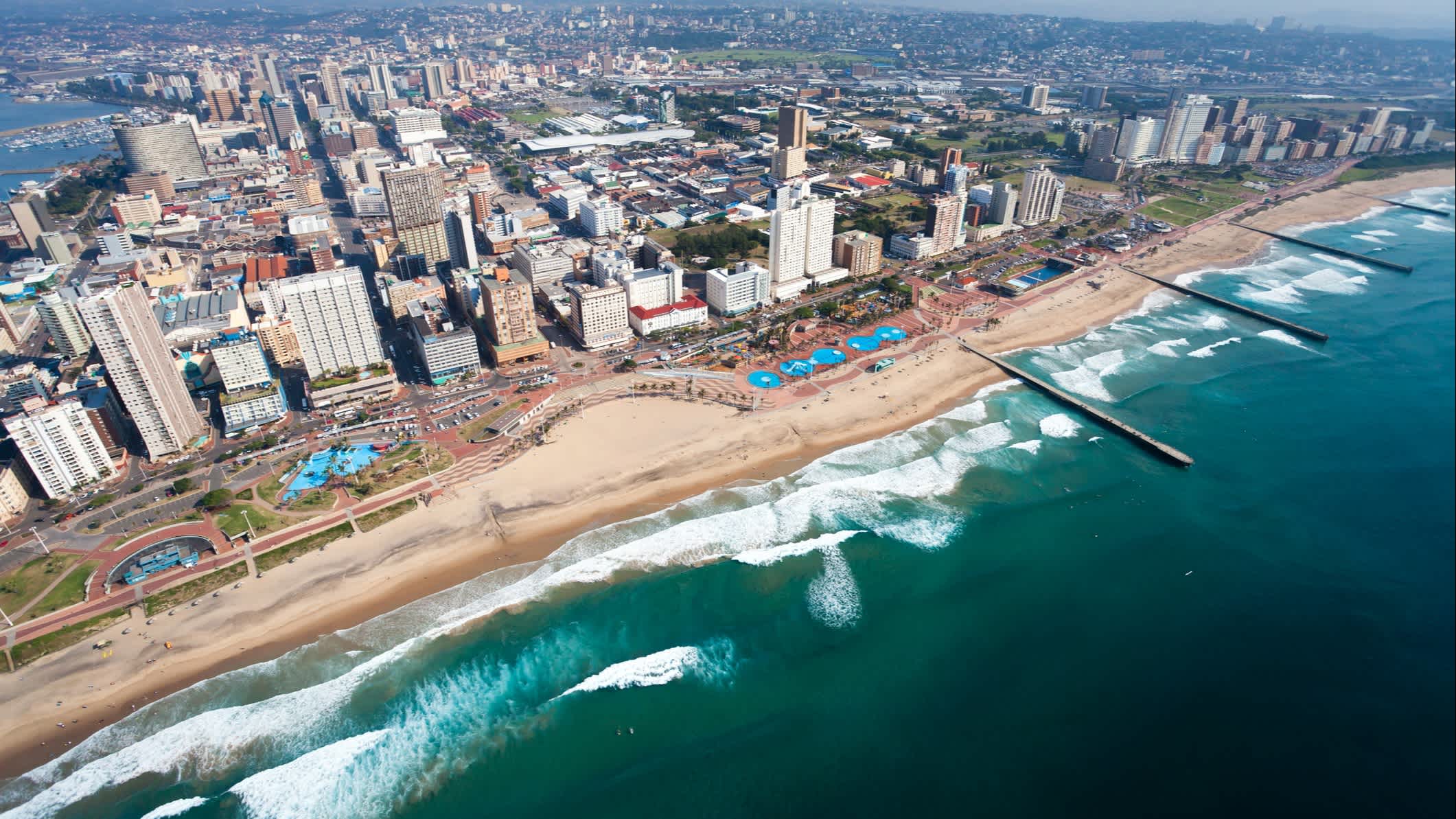 Luftaufnahme der Stadt Durban von der Küste aus