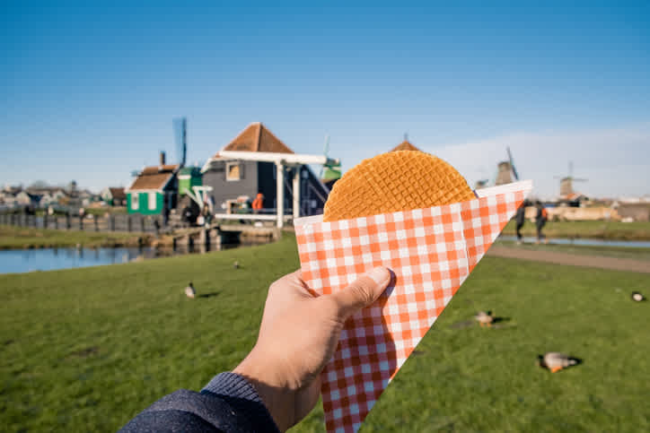 Eine Stroopwafel oder Waffel, eine für die Niederlande typische Süßspeise, die Sie während Ihrer Holland Reise genießen können.