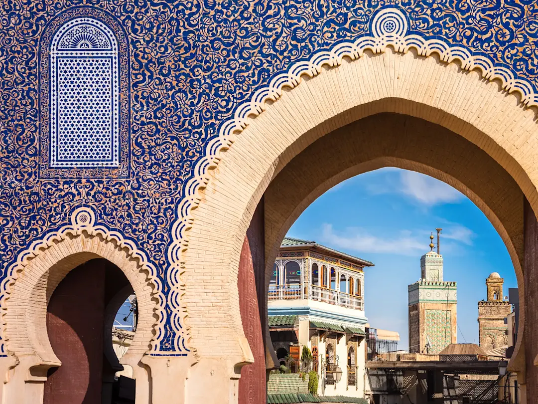  Das Blaue Tor (Bab Bou Jeloud) mit kunstvollen Fliesen und Bögen, Fès, Fès-Meknès, Marokko.