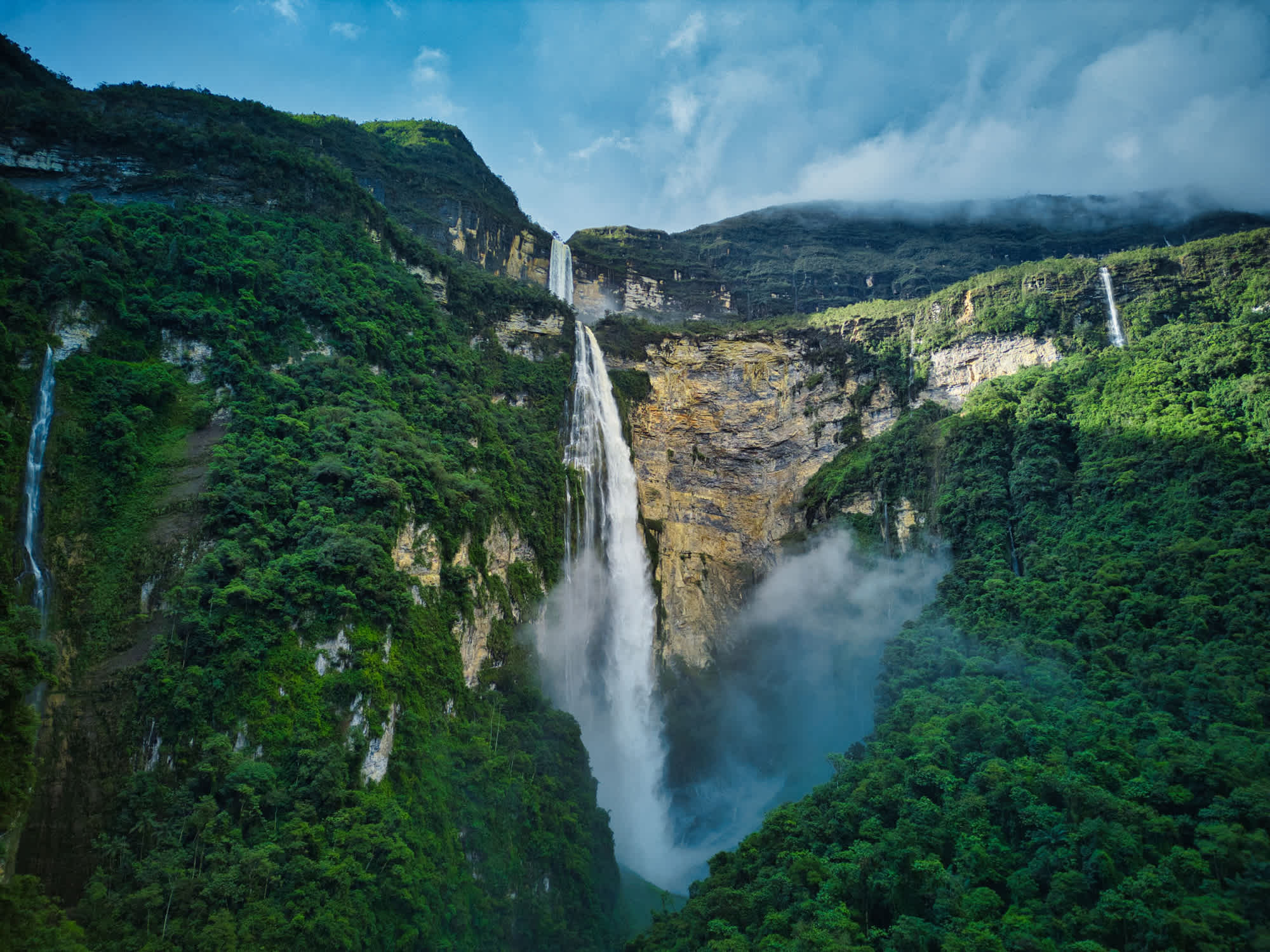 Gocta Falls Wasserfall in Peru Luftaufnahme der Drohne