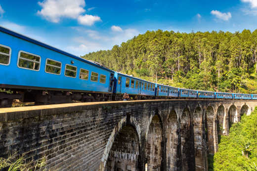 Train bleu sur le pont Nine Arch, à Ella, au Sri Lanka