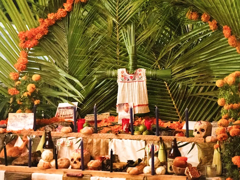 Playa del Carmen, Quintana Roo, Mexiko Traditioneller Dia-de-los-Muertos-Altar mit Palmblättern, Blumen und Opfergaben. Playa del Carmen, Quintana Roo, Mexiko.