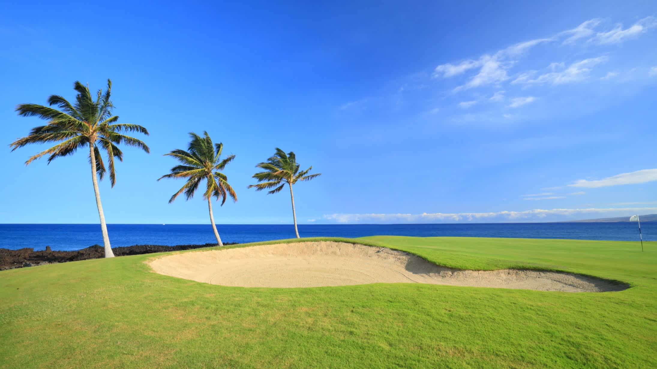 Einen Golfplatz am Meer