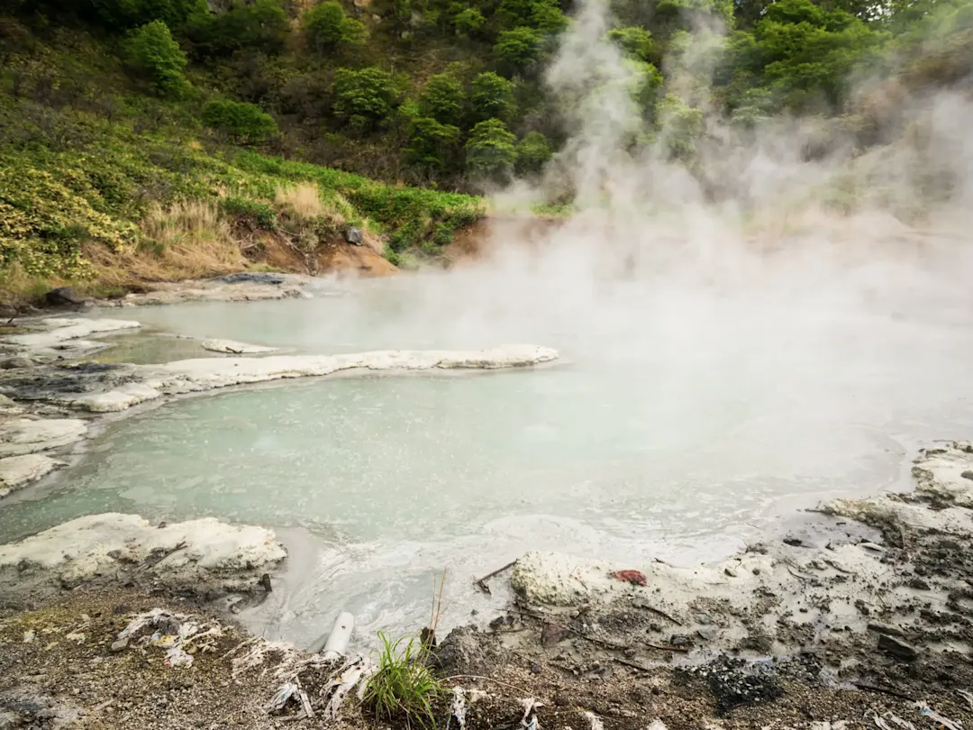 Heiße Schwefelquellen mit aufsteigendem Dampf. Noboribetsu, Hokkaido, Japan.