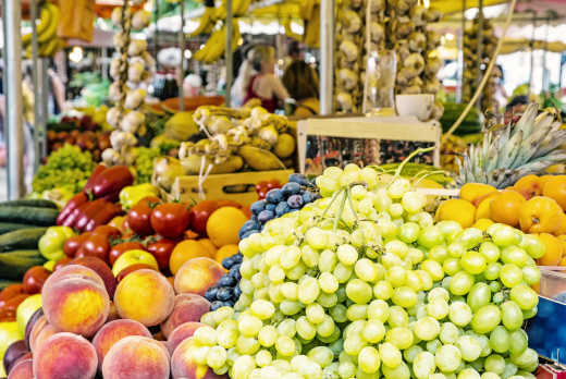 Fruits frais dans le marché couvert de la vieille ville, Trogir, Croatie