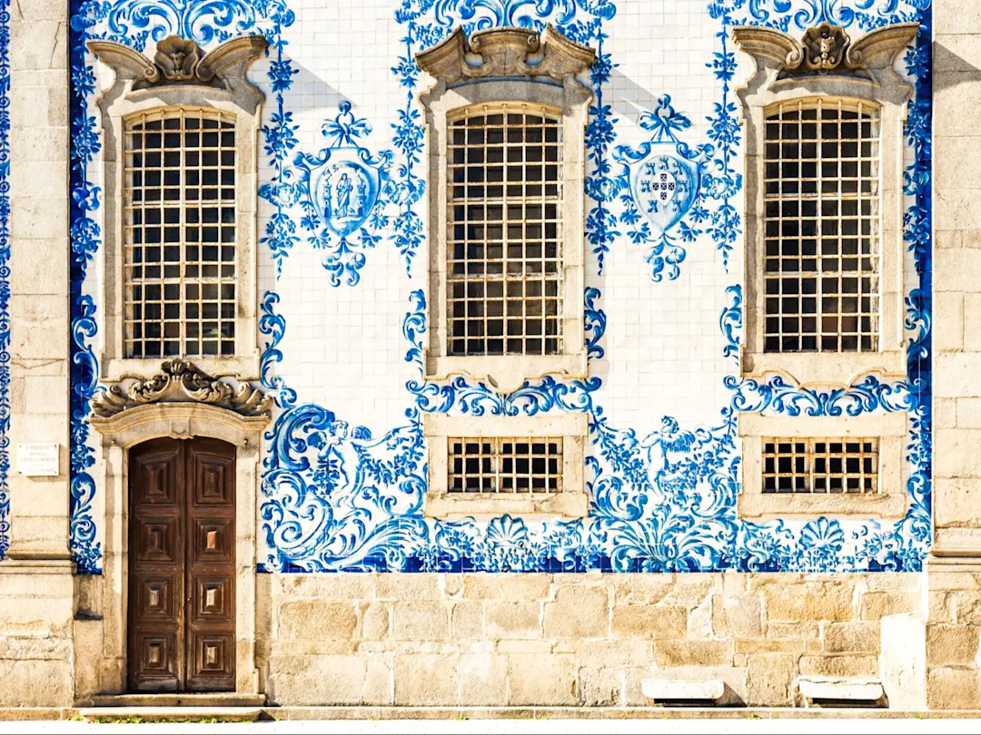Barockkirche mit blauen Azulejos und verzierten Fassaden. Igreja do Carmo, Porto, Portugal.