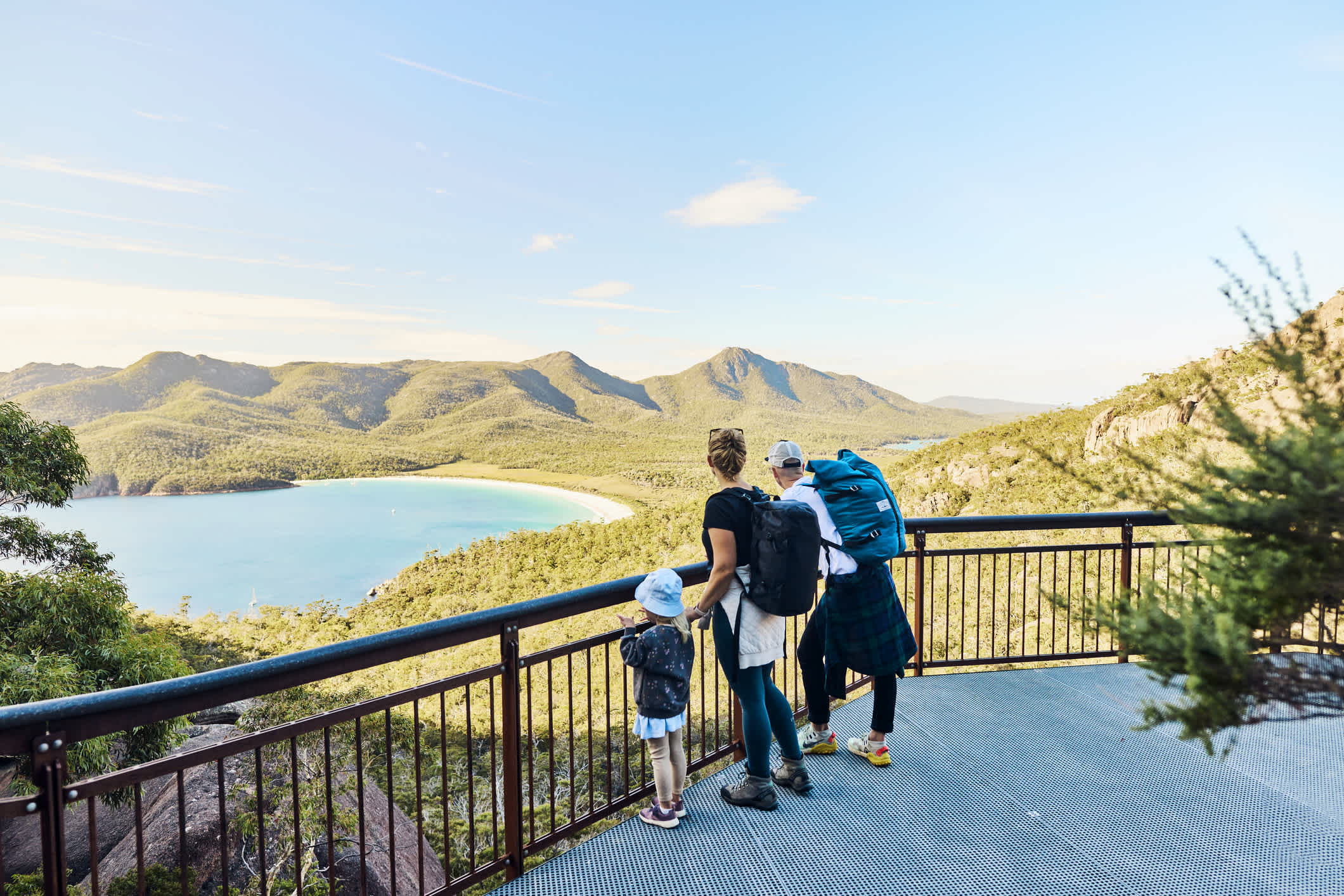 Eine Familie wandert im Freycinet Nationalpark in Tasmanien, Australien.