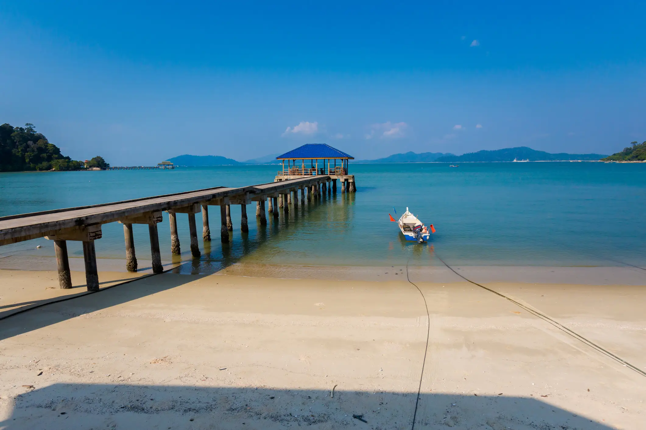 Malaisie, Teluk Dalam Vue sur un ponton sur la plage et un petit bateau, Teluk Dalam, Malaisie