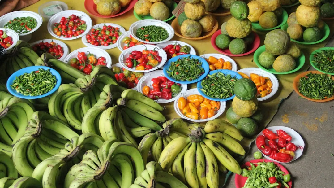 Fidschi-Inseln, Vanua Levu, Farmers Market Frisches Obst auf einem Tuch auf dem Boden
