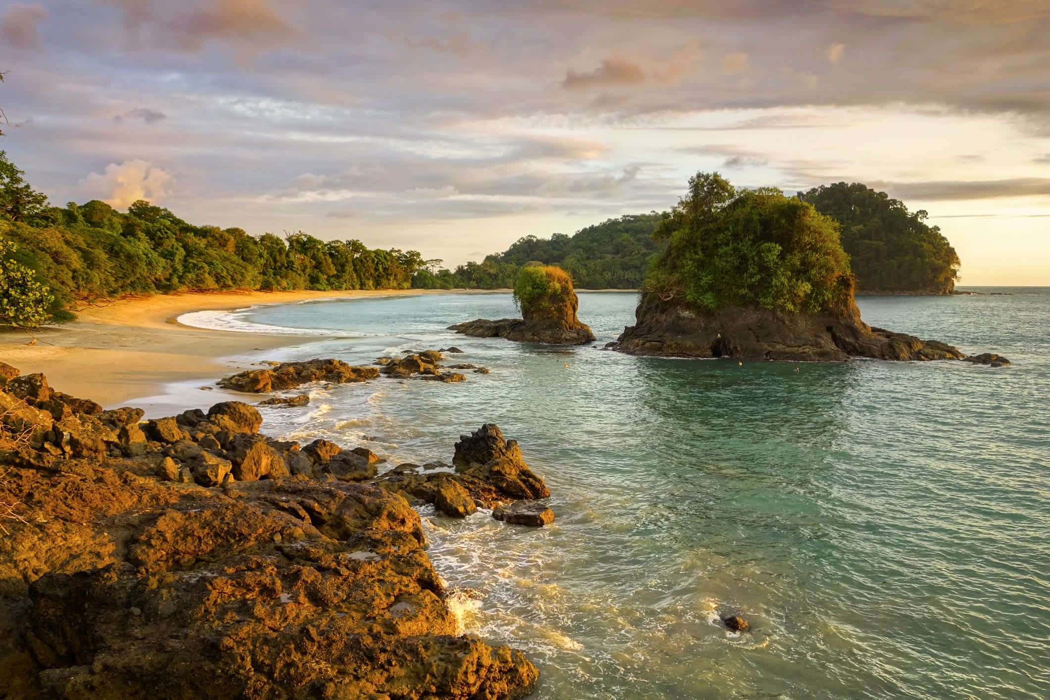 Blick auf den Playa Espadilla Strand bei Sonnenuntergang, Manuel Antonio Nationalpark, Costa Rica.