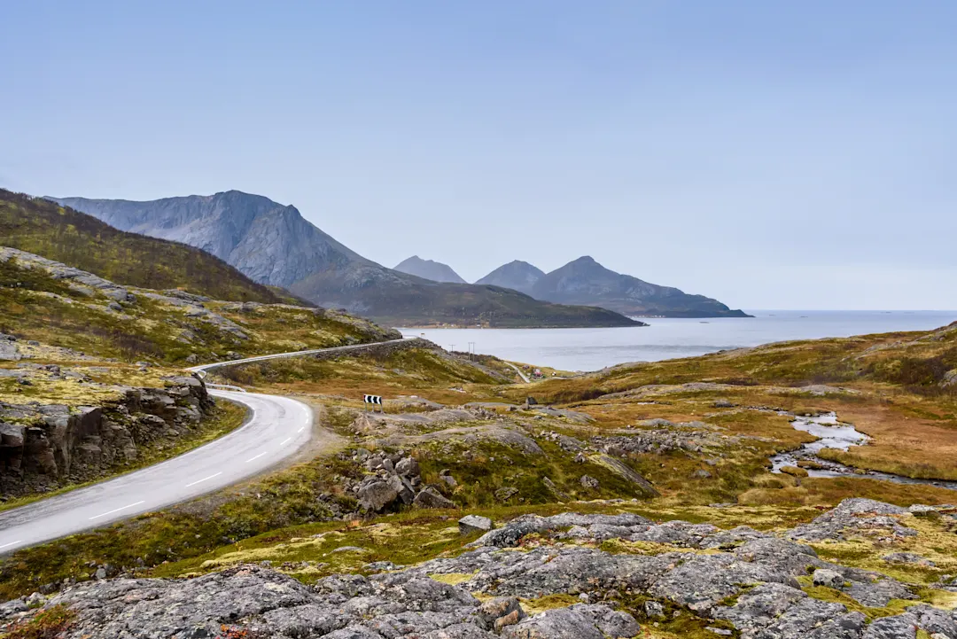 Gewundene Küstenstraße in Tromsø
