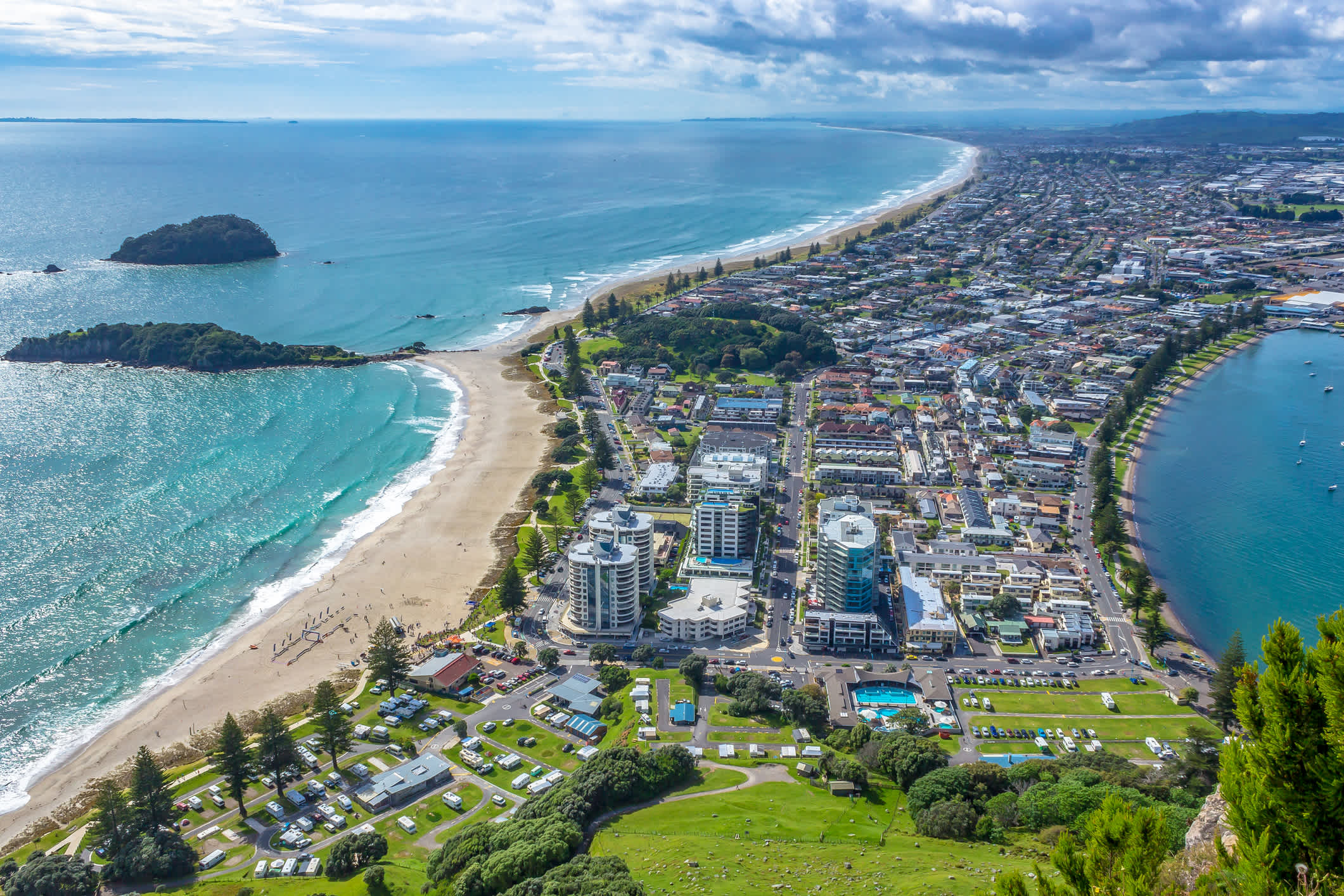 Blick vom Gipfel des Vulkans Mt Mauao im Mount Maunganui, umgangssprachlich als "The Mount" bekannt. Panoramablick auf die Stadt und die Bucht. Tauranga, Bay of Plenty, Nordinsel, Neuseeland.