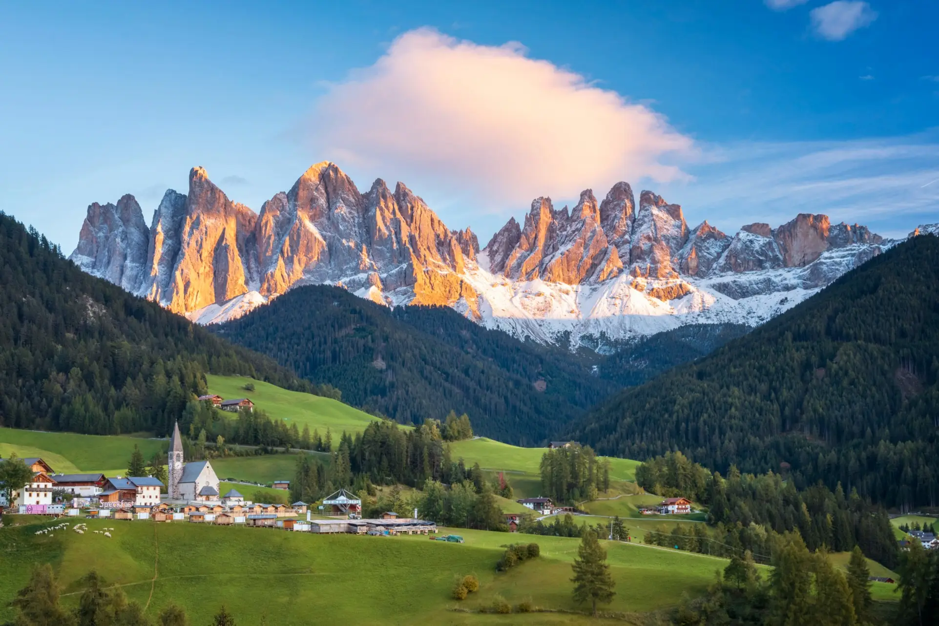 Vallée verte dans les montagnes du Tyrol du Sud, en Italie.