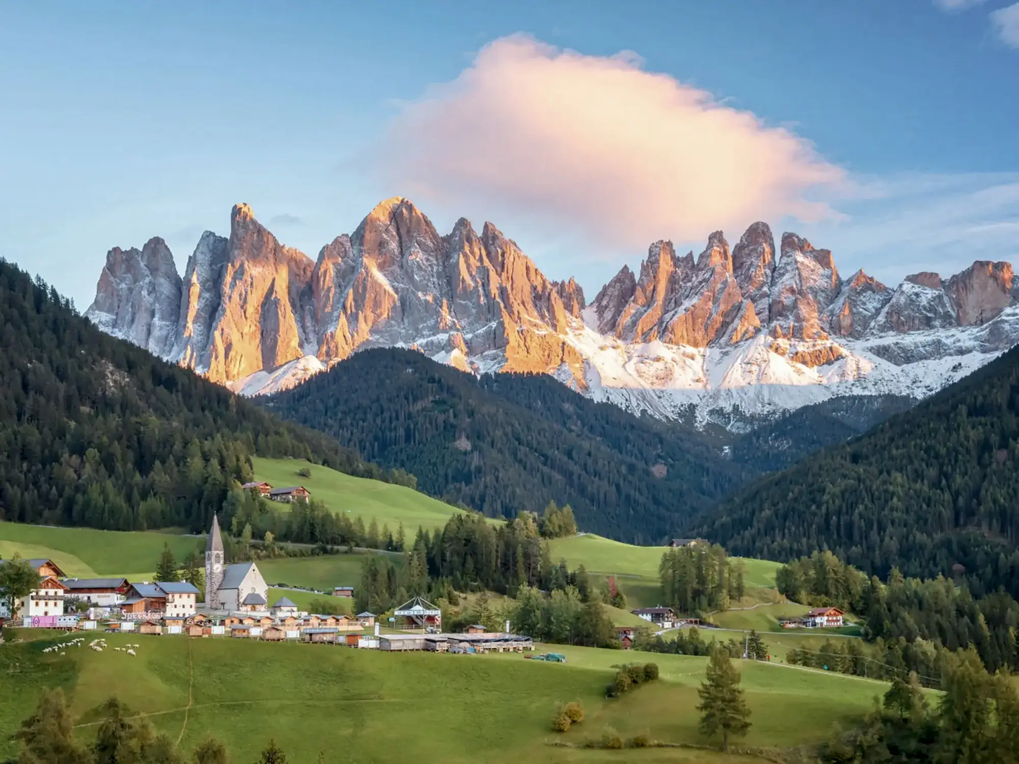 Italien, Familienurlaub, Südtirol Grünes Tal in den Bergen Südtirols