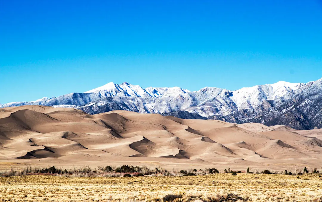 Sanddünen, schneebedeckte Berge, Colorado, USA