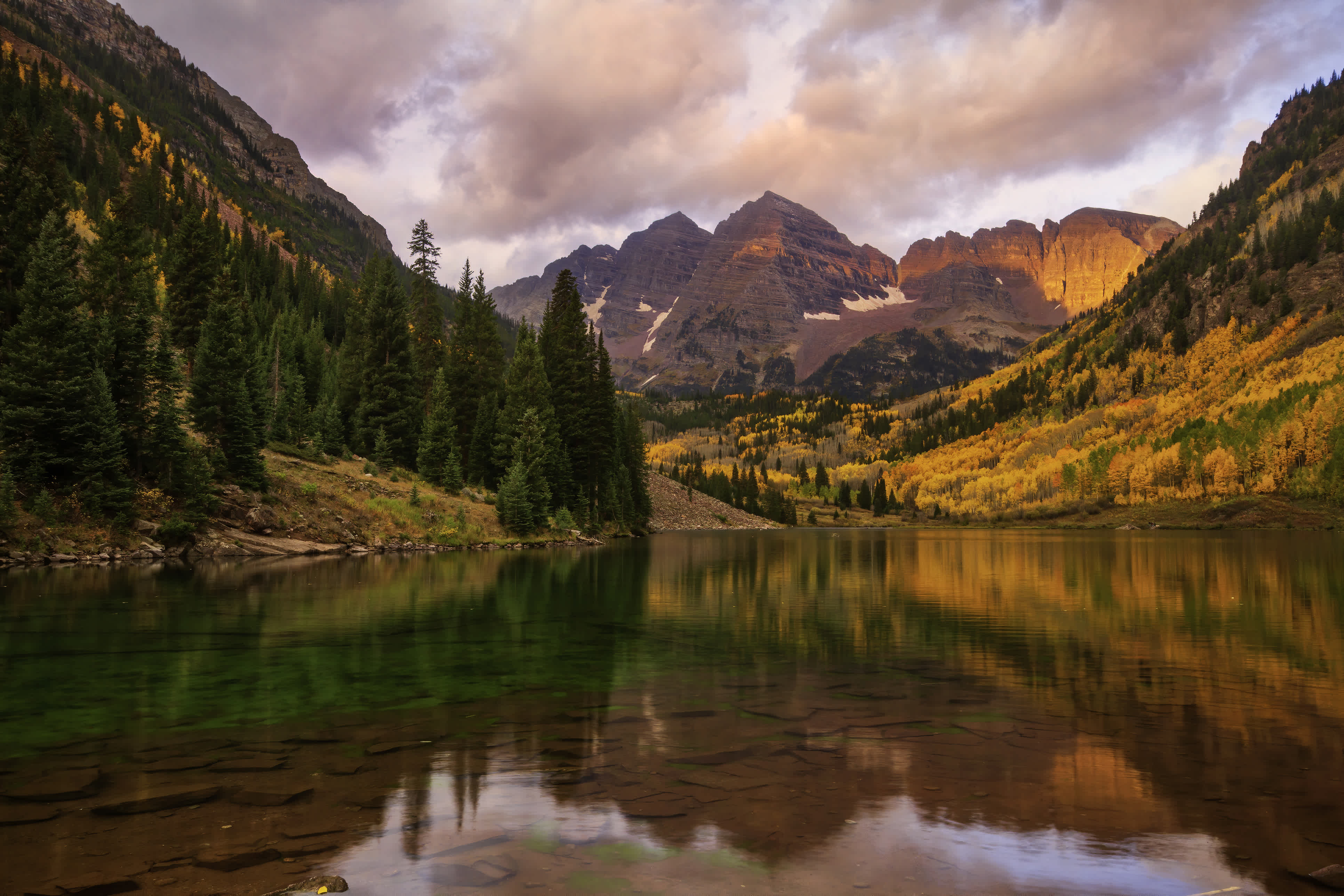 Découvrez une nature intacte lors de votre road trip au Colorado, comme ici au pied des montagnes Maroon Bells.