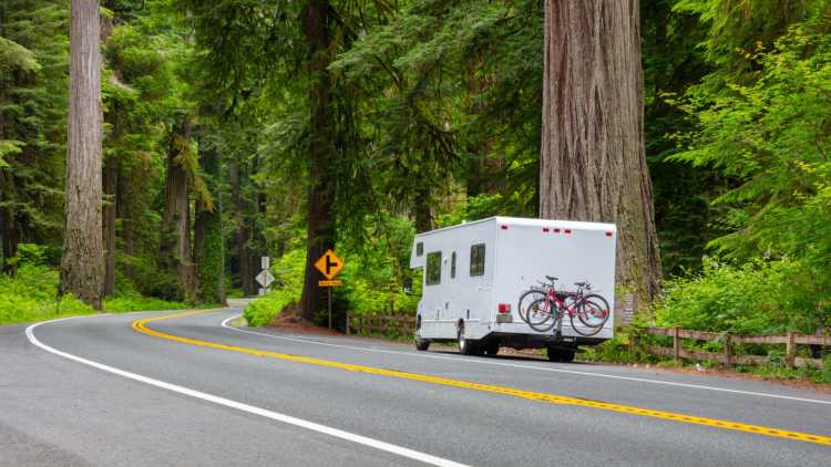 Caravane dans une foret de Californie, aux États-Unis