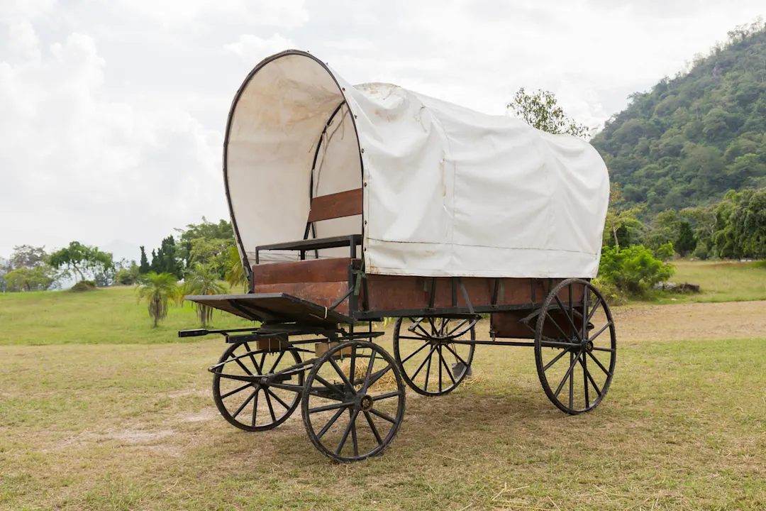 Planwagen mit weißem Verdeck im Park, Oregon, USA.