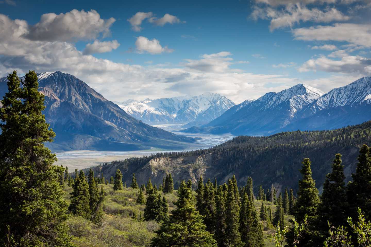 Paysages de montagnes spectaculaires dans le parc national Kluane au Canada