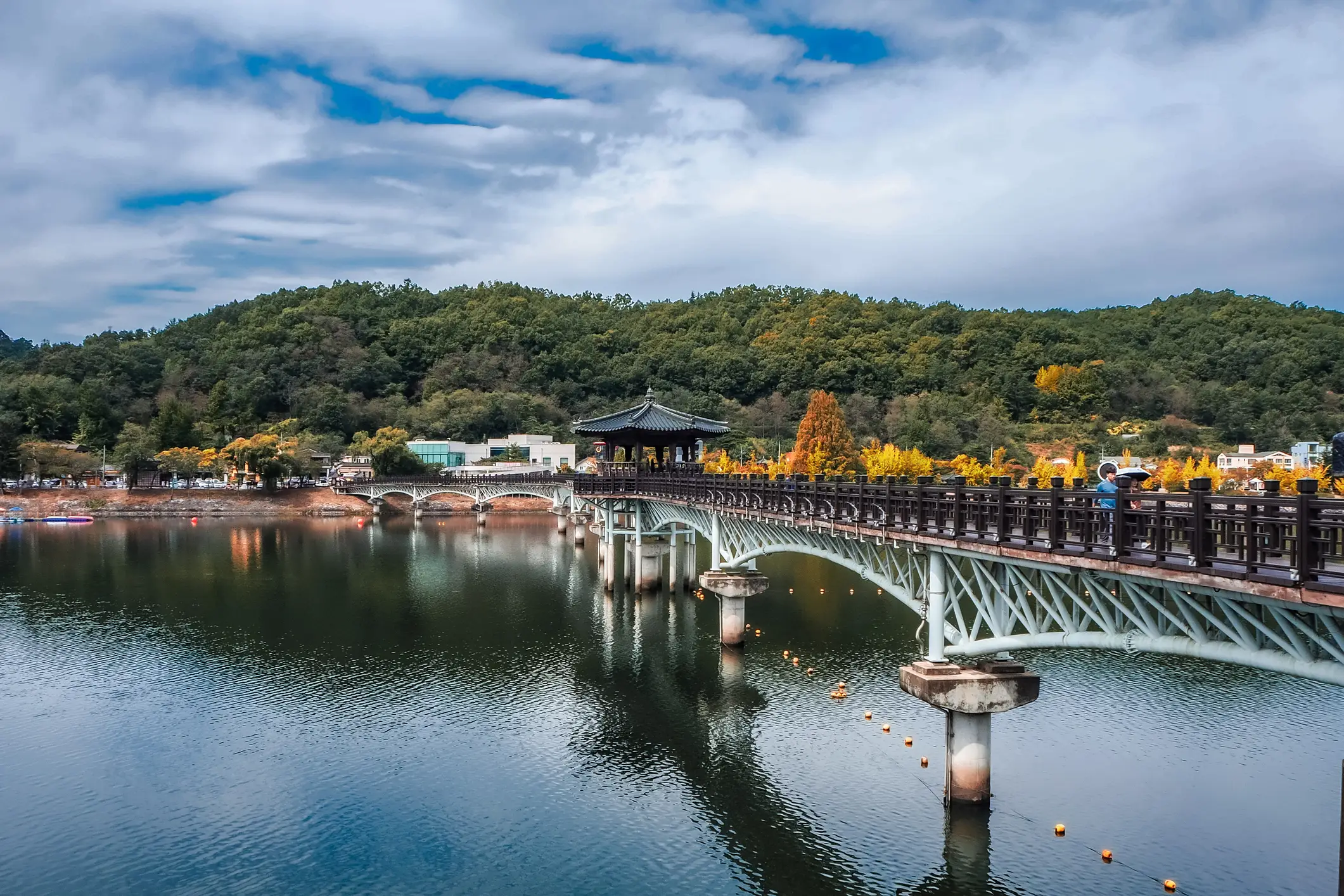 Südkorea, Andong, Wol-Yeong-Gyo Holzbrücke Historische Brücke und Hügellandschaft mit Wald im Hintergrund
