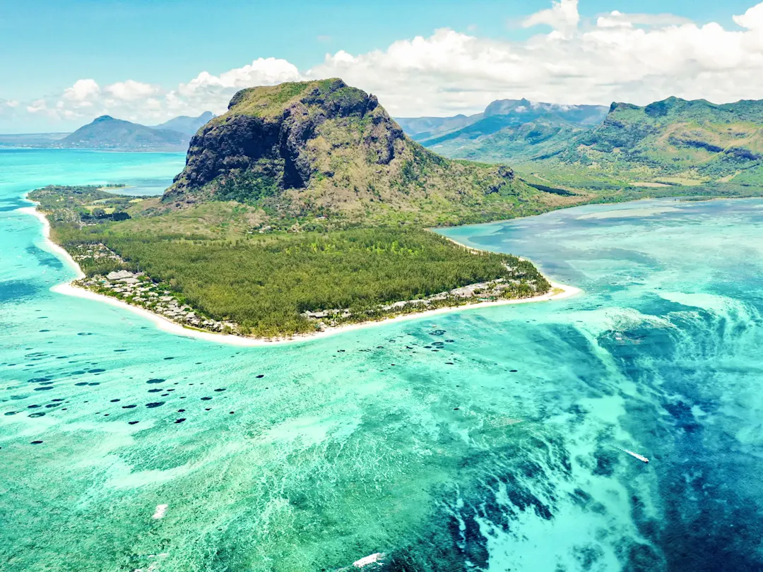 Mauritius, Le Morne Le Morne Brabant mit seiner berühmten Unterwasser-Wasserfall-Illusion, umgeben von türkisfarbenem Wasser. Le Morne, Mauritius.