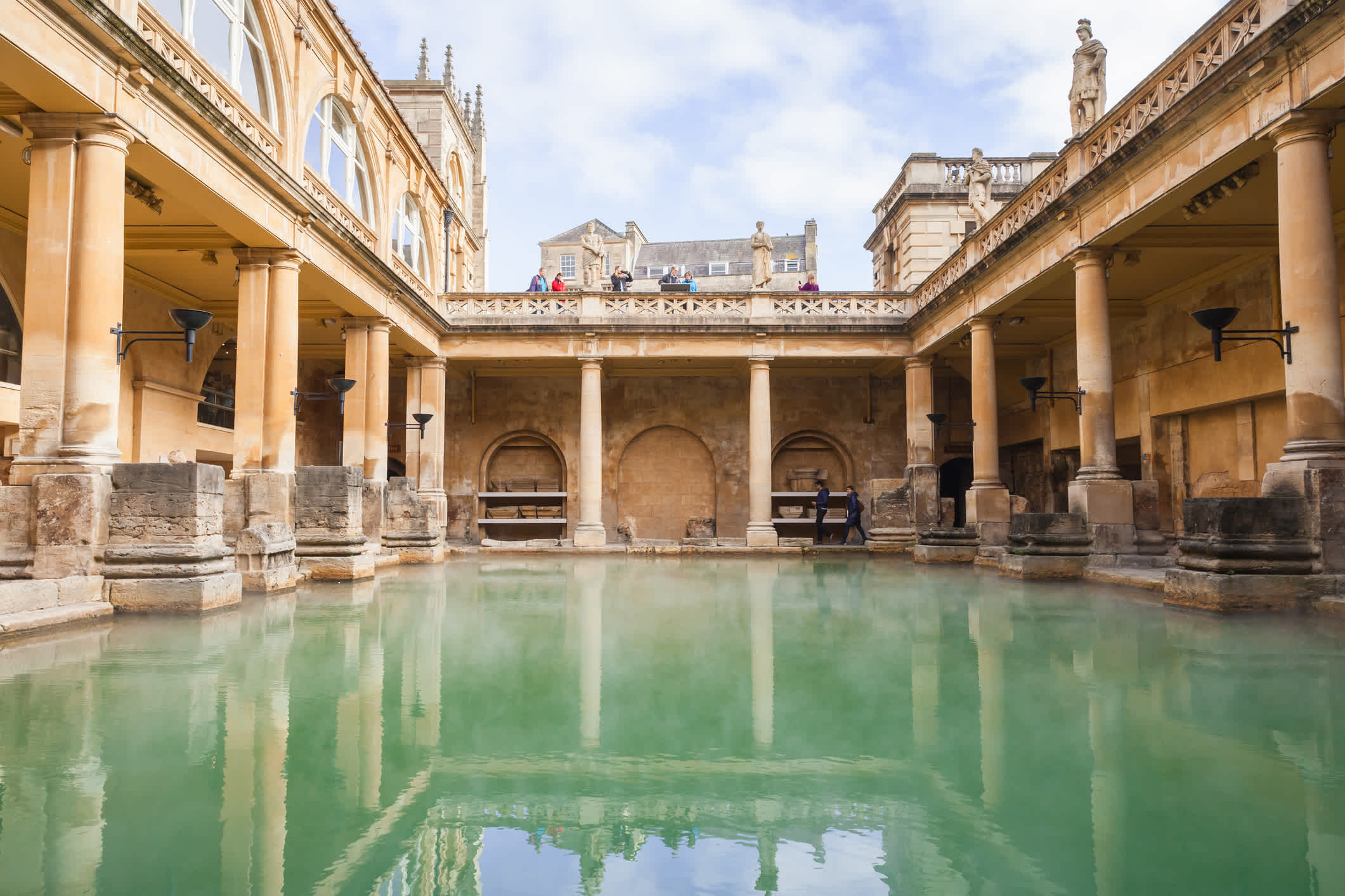 Un magnifique bassin dans un de thermes de la ville de Bath, connue pour ses offres de bien-être, à découvrir pendant votre voyage en Angleterre.
