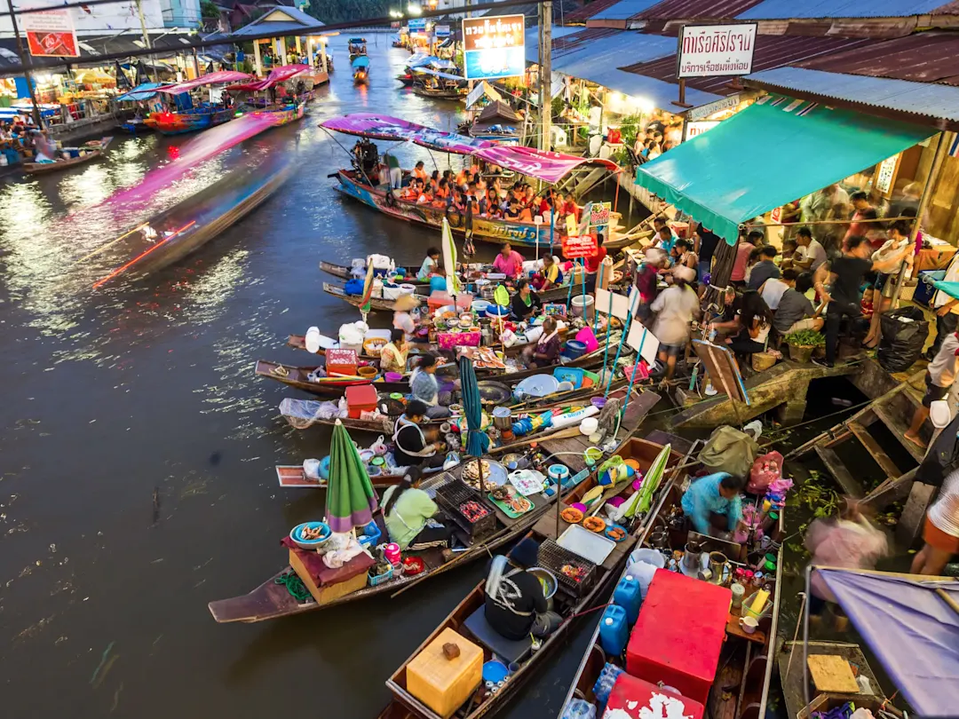 Schwimmender Markt mit Booten und Verkäufern. Damnoen Saduak, Bangkok, Thailand.