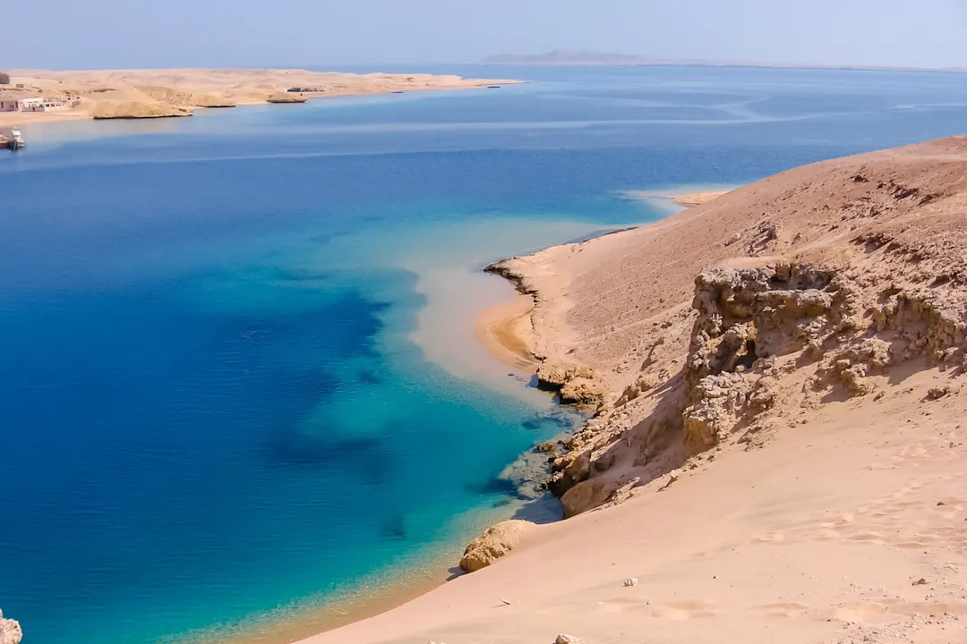 Luftaufnahme des Ras Mohammed Nationalparks mit seinem klaren und transparenten Wasser und seinem berühmten Riff, Sharm el Sheik, Sinai-Halbinsel, Ägypten.

