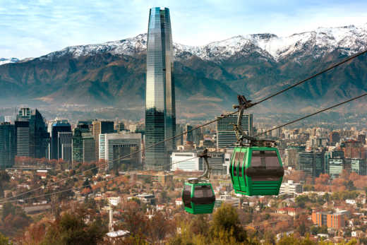 Montez au sommet de Cerro San Cristobal et empruntez le téléphérique pour rejoindre la ville pendant votre voyage au Chili.