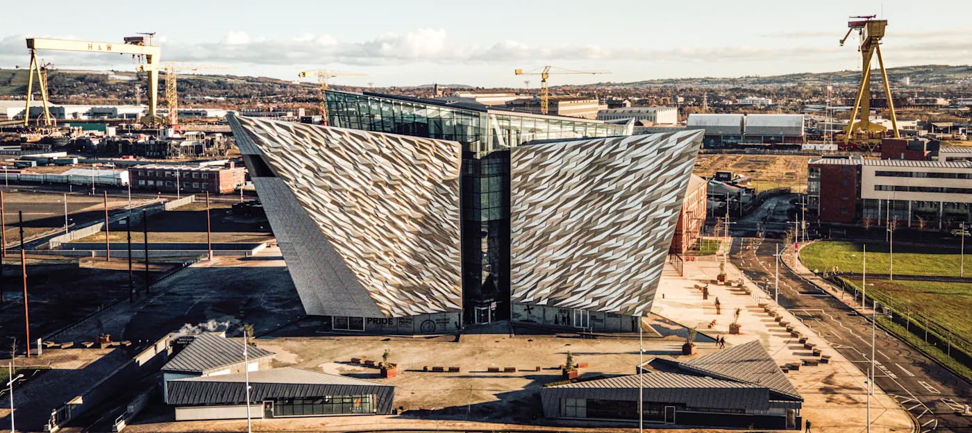 Belfast, Nordirland, Vereinigtes Königreich Titanic Belfast, ein Museum in Form eines Schiffsrumpfes. Belfast, Nordirland, Vereinigtes Königreich.