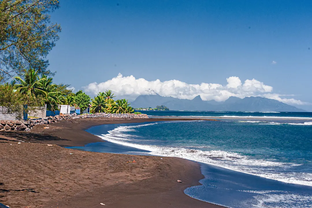 schwarzer Sandstrand auf Tahiti in Französisch-Polynesien