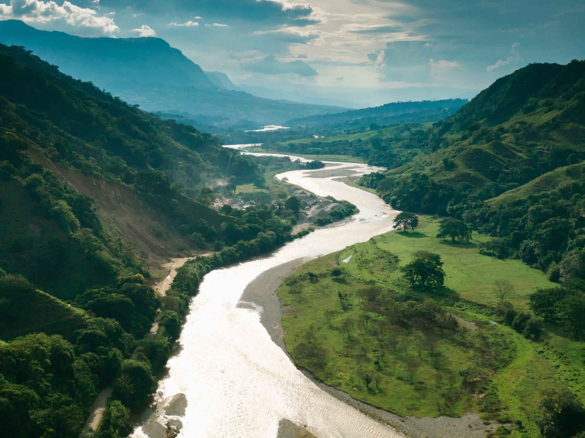Vue aérienne du fleuve Magdalena qui longe la Salamina, Caldas dans les Andes, en Colombie