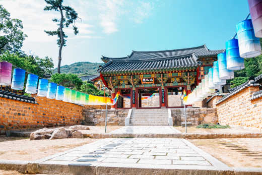Koreanischer Tempel mit bunten Lampions geschmückt