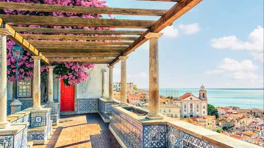 Vue sur des bâtiments et la mer depuis une terrasse à Lisbonne, au Portugal