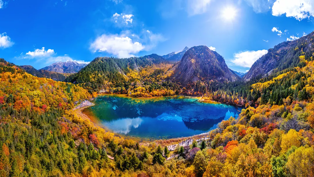 Panorama von Jiuzhaigou im Herbst, Sichuan in China.

