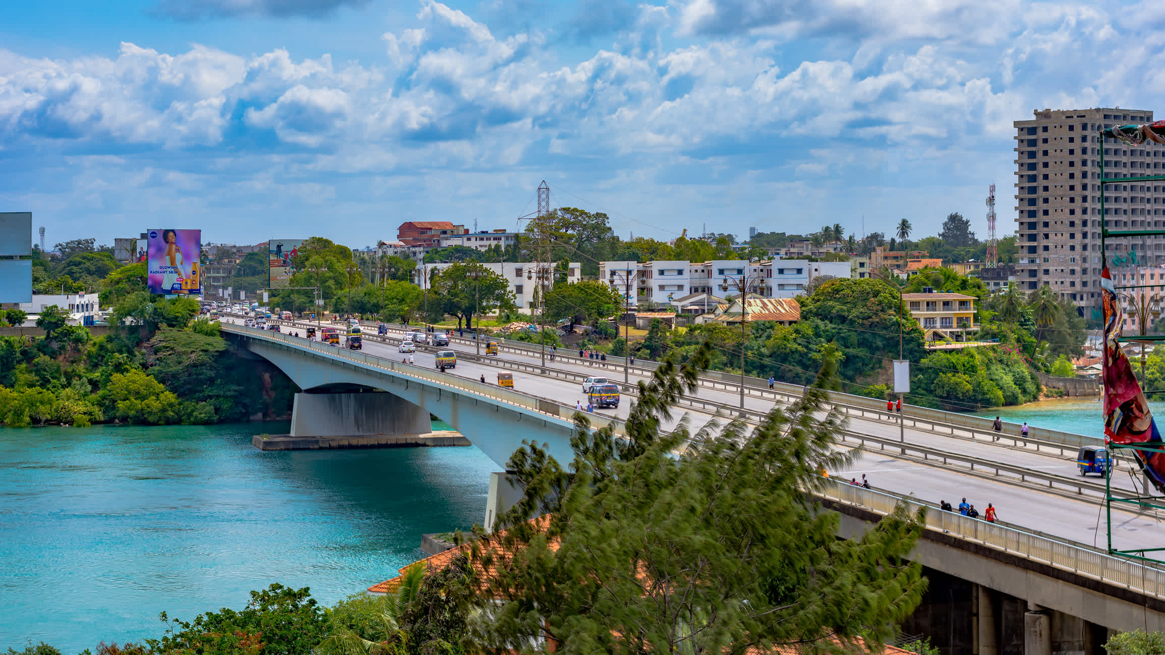 La ville de Mombasa en pleine journée, avec vue sur le pont Nyali Bridge à découvrir pendant votre séjour à Mombasa.