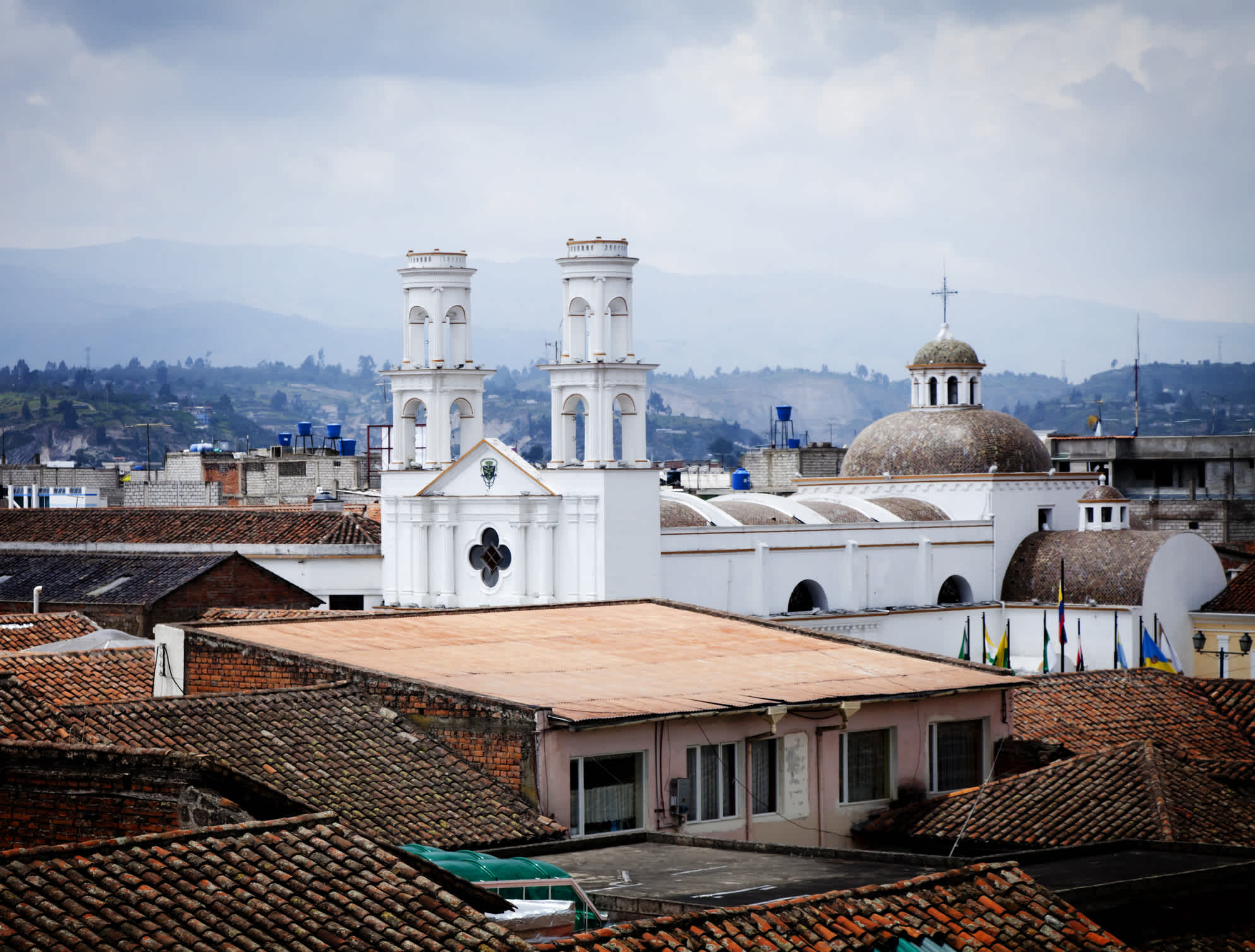 Iglesia Santo Domingo Kirche in Latacunga Ecuador. Im Hintergrund sind die Anden zu sehen.