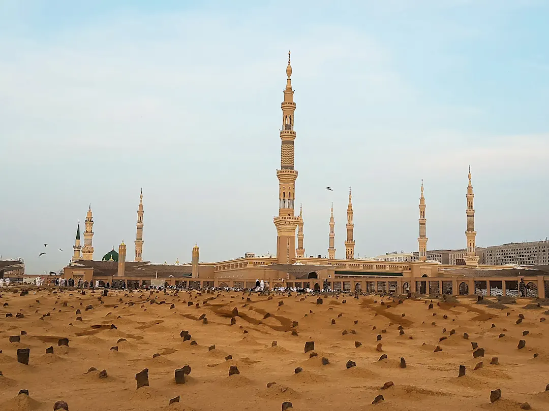 Baqi-Friedhof mit Moschee im Hintergrund, Medina, Al-Madina, Saudi-Arabien.
