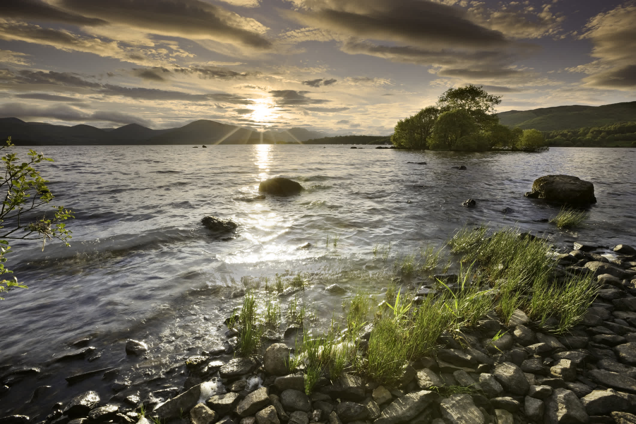 Coucher de soleil sur le Loch Lomond, Écosse.

