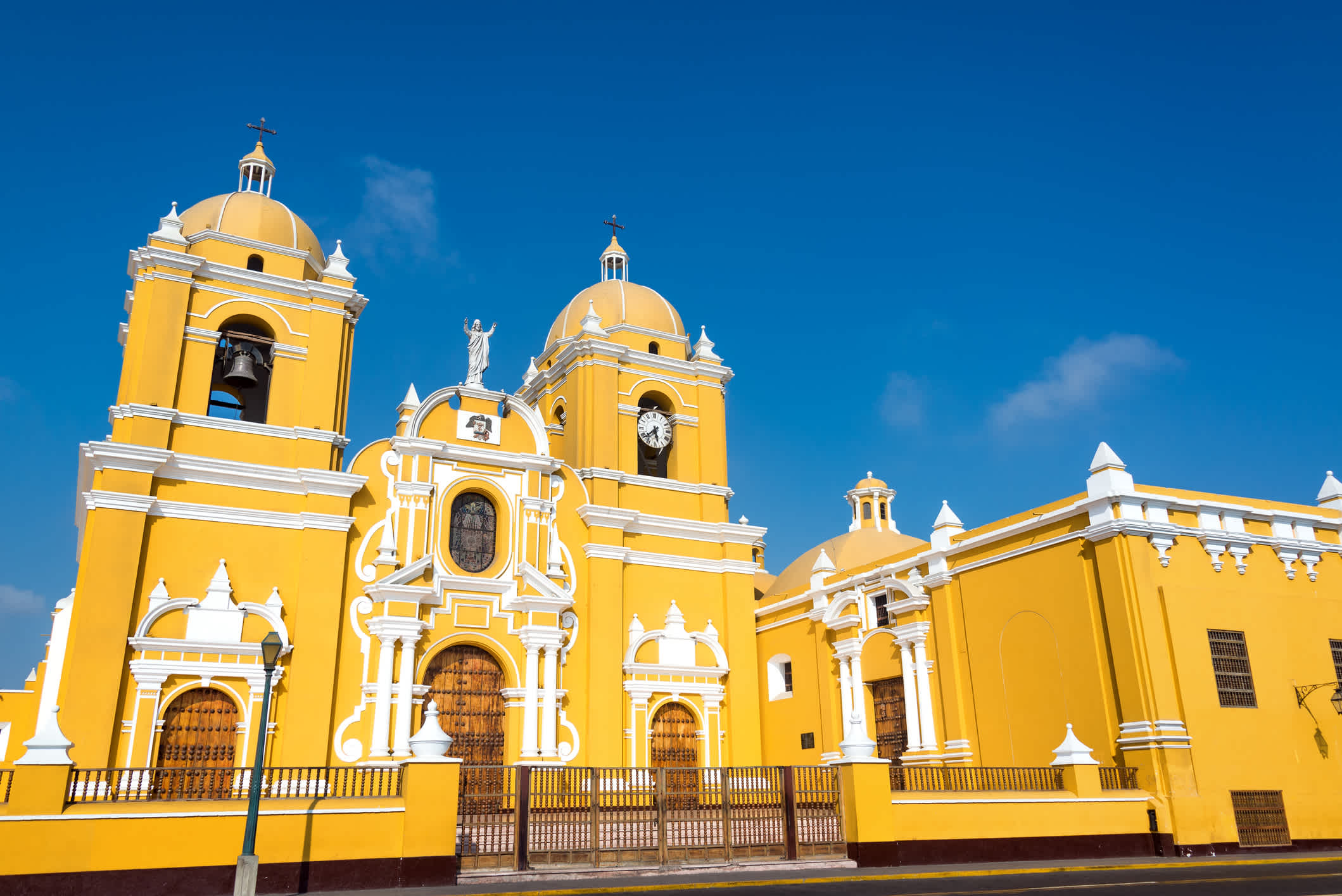 gelbe Kathedrale mit einem schönen blauen Himmel in Trujillo, Peru